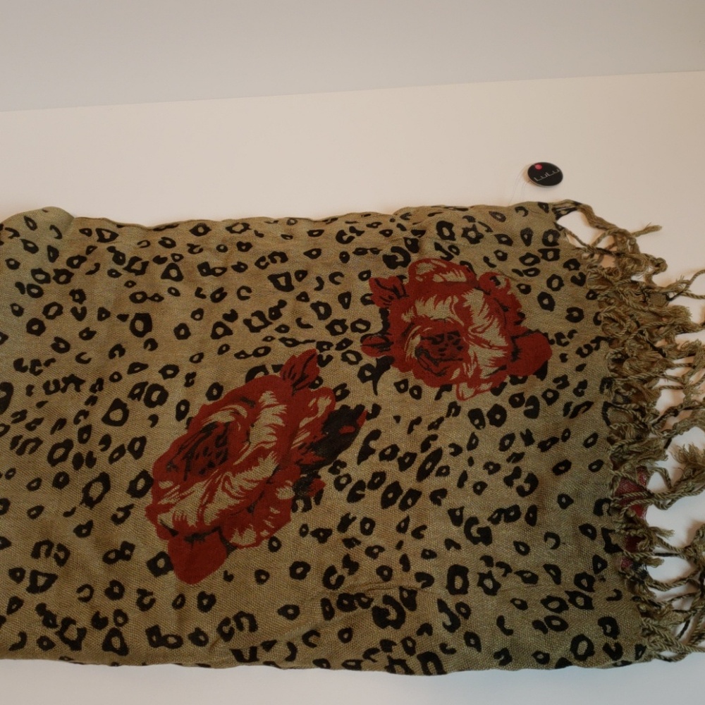 Lulu scarf leopard print with red flower